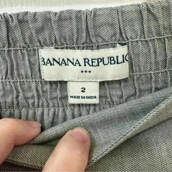 Banana Republic Grey Pull On Mini Skirt with White Lace Stripes Pockets Size 2 - Picture 8 of 8